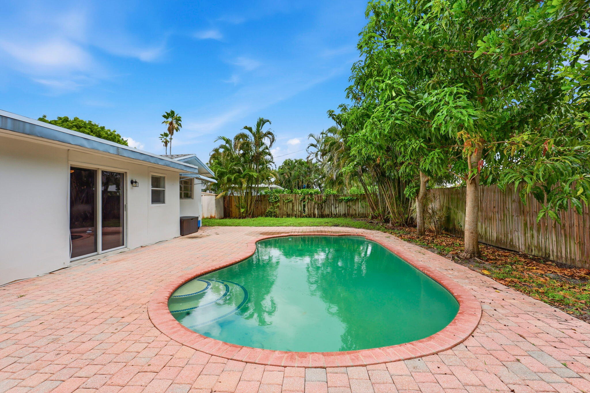 898 SW 10th Avenue