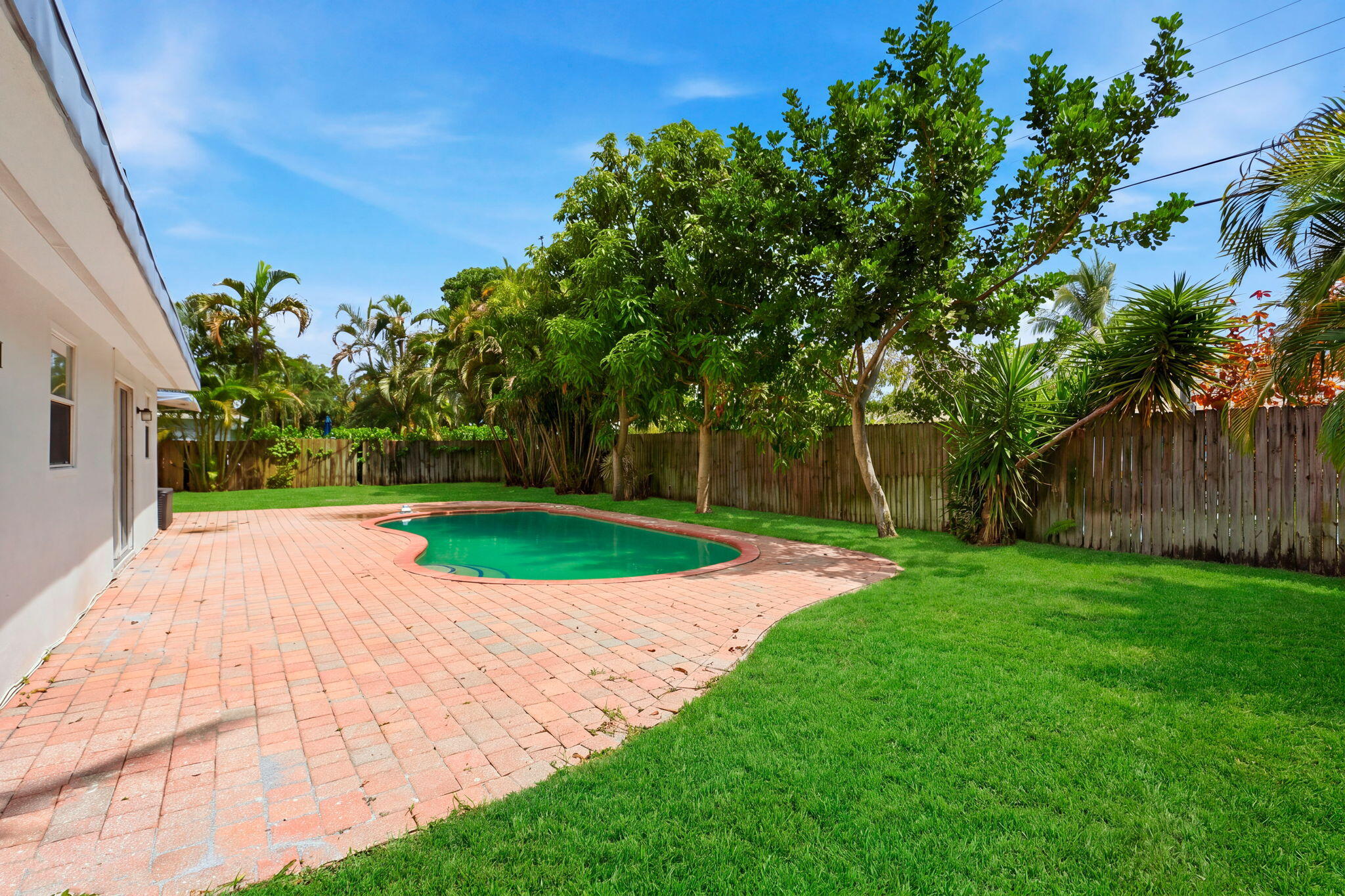 898 SW 10th Avenue