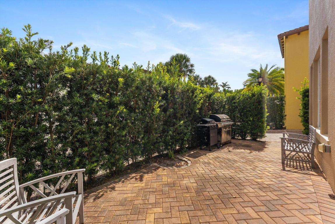 106 Via Floresta Drive