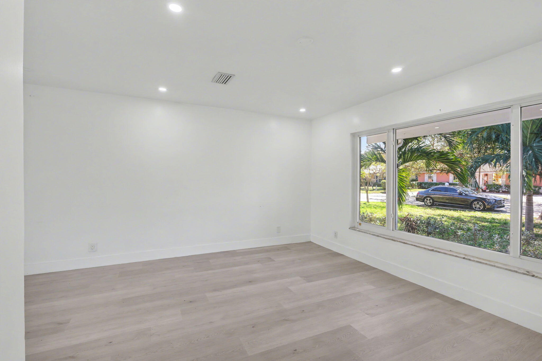 4005 NW 76th Avenue
