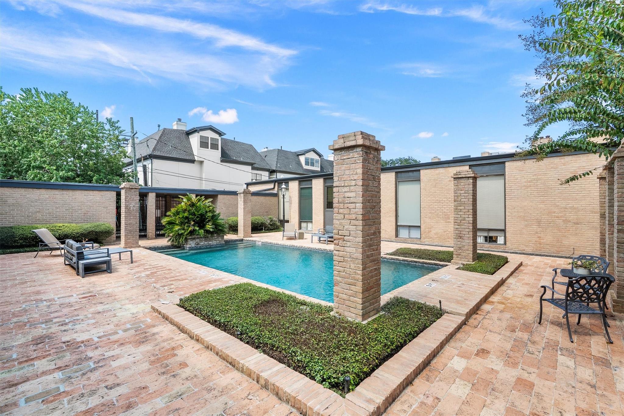 5000 Longmont Drive # 15