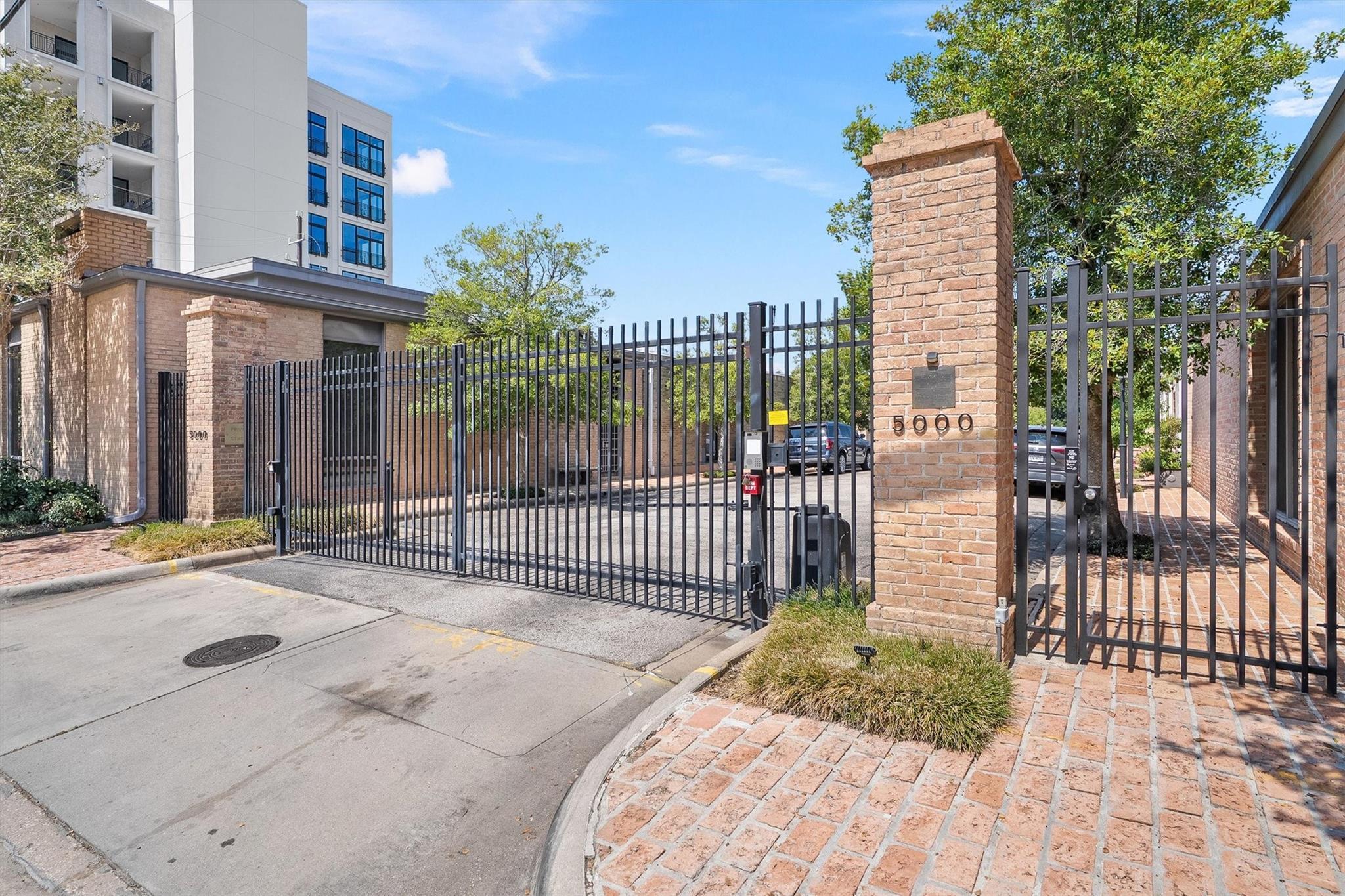 5000 Longmont Drive # 15