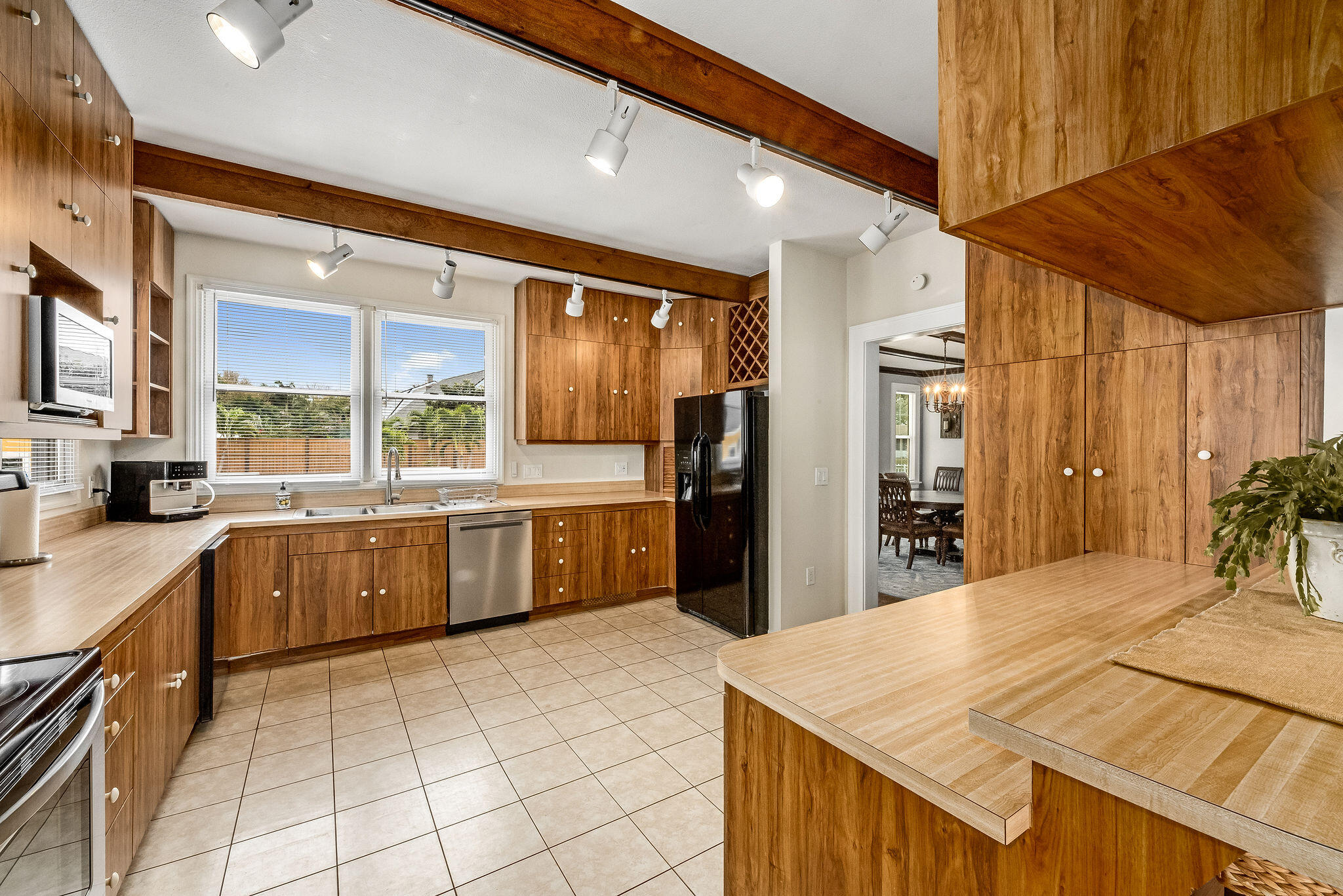 1716 Manor Drive