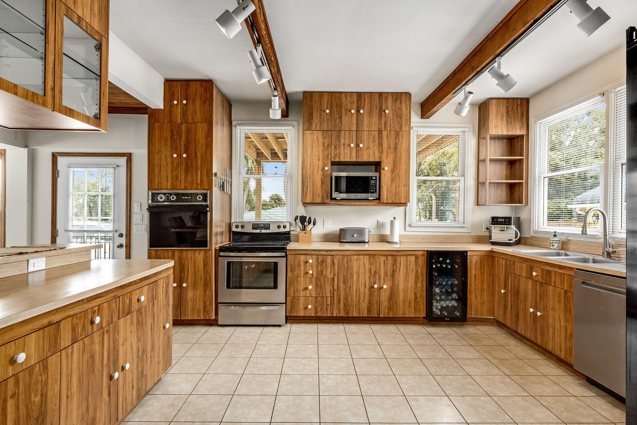 1716 Manor Drive