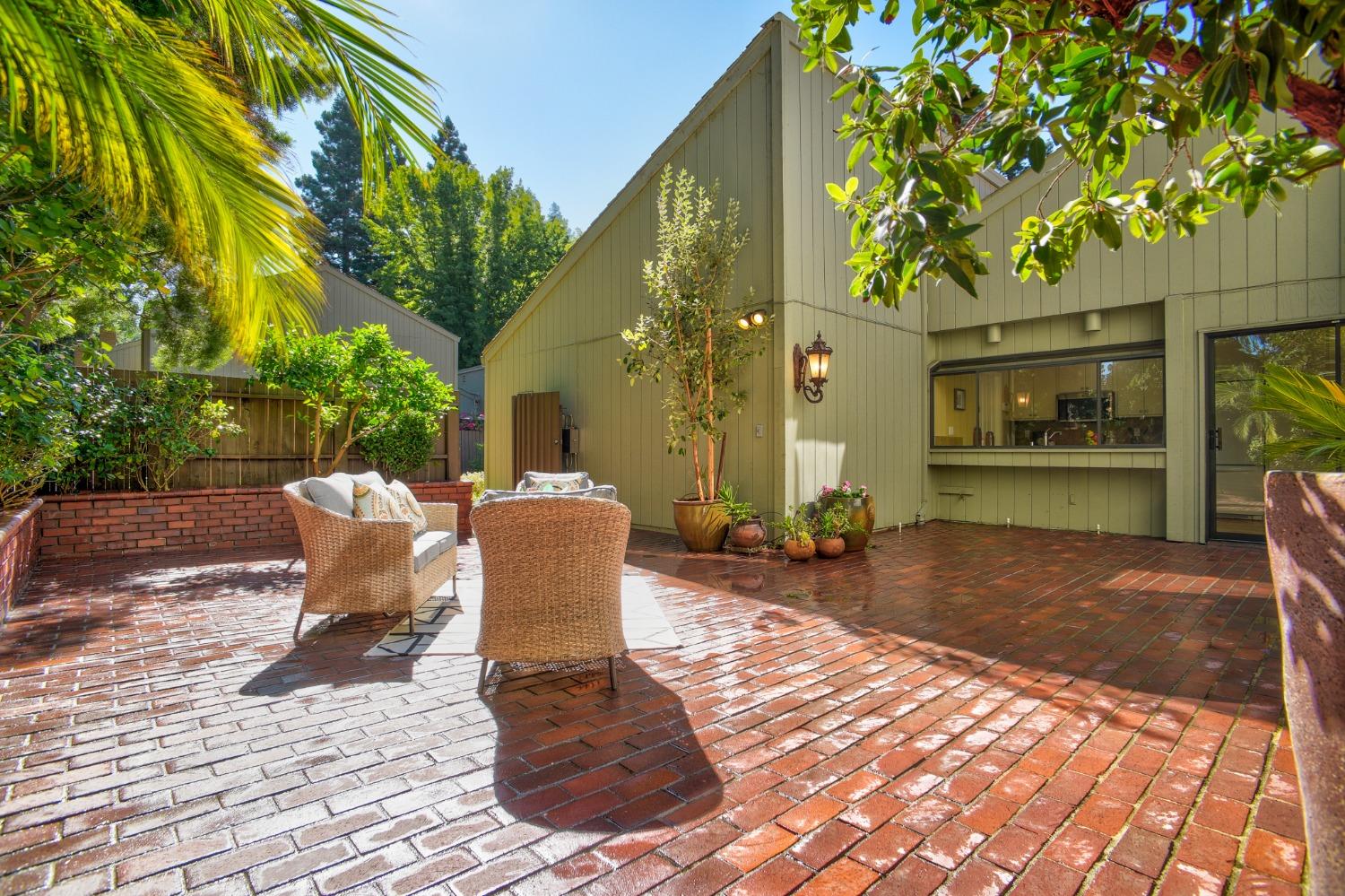 1539 University Avenue