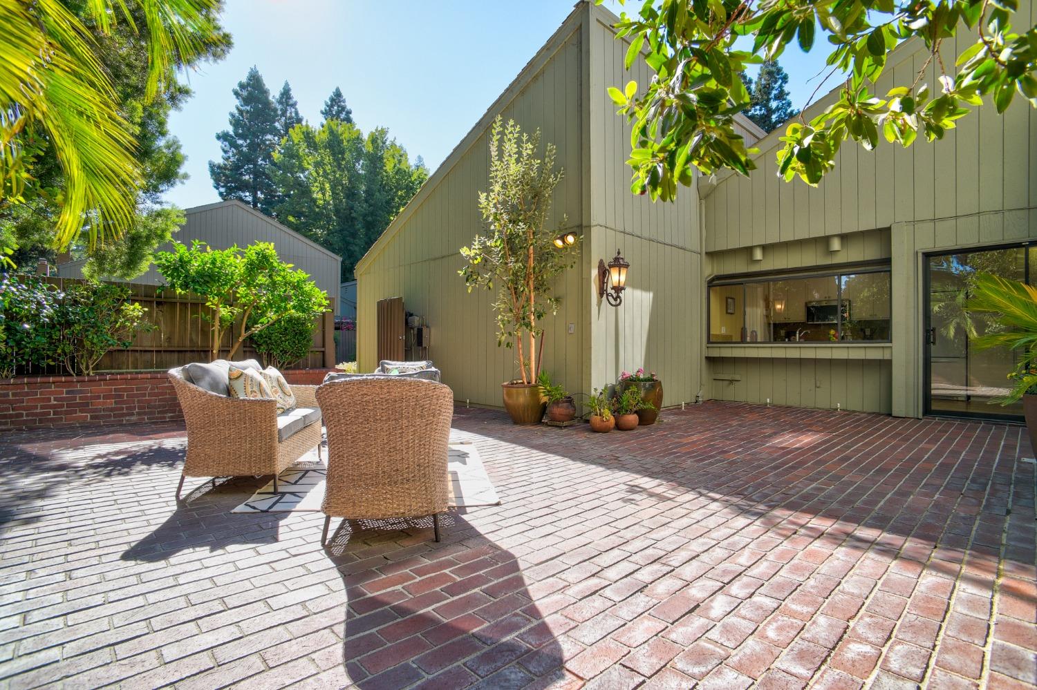 1539 University Avenue