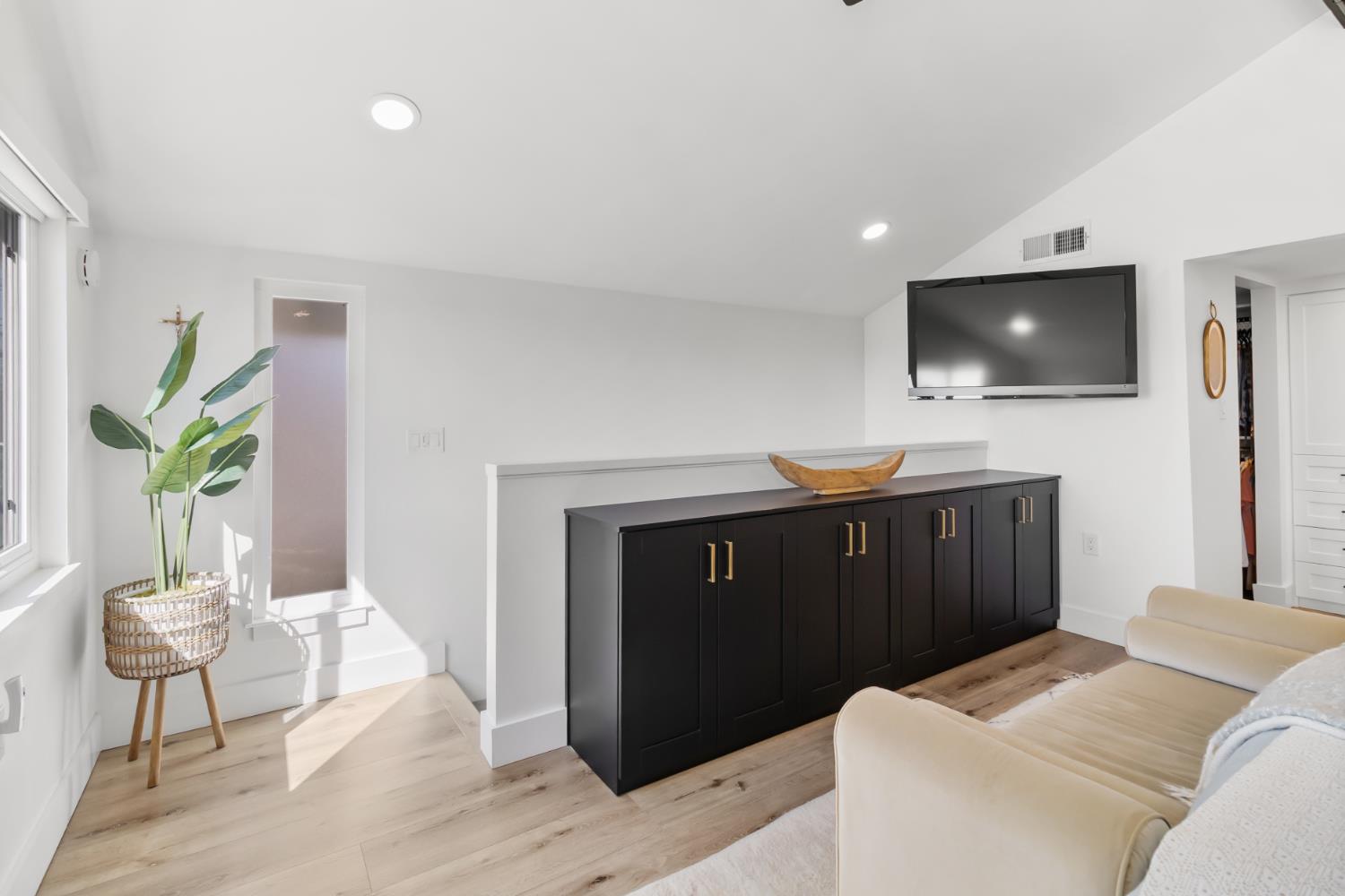 4401 Clytie Way