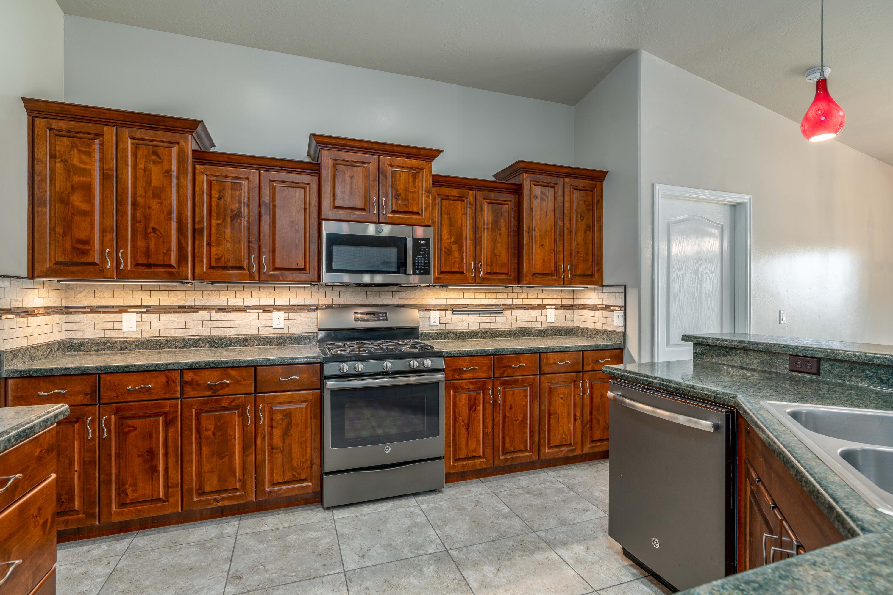 898 Las Colinas DR