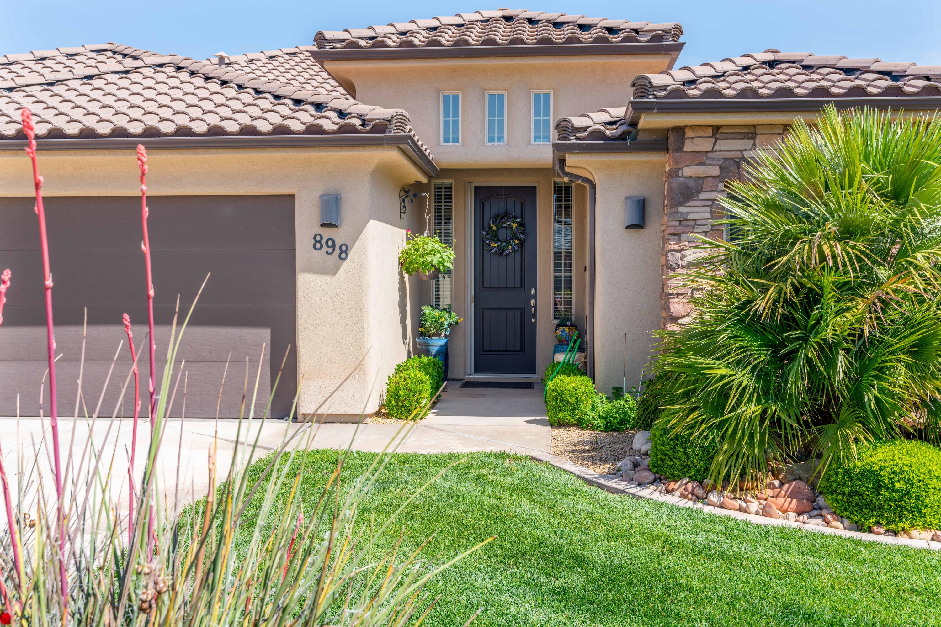 898 Las Colinas DR