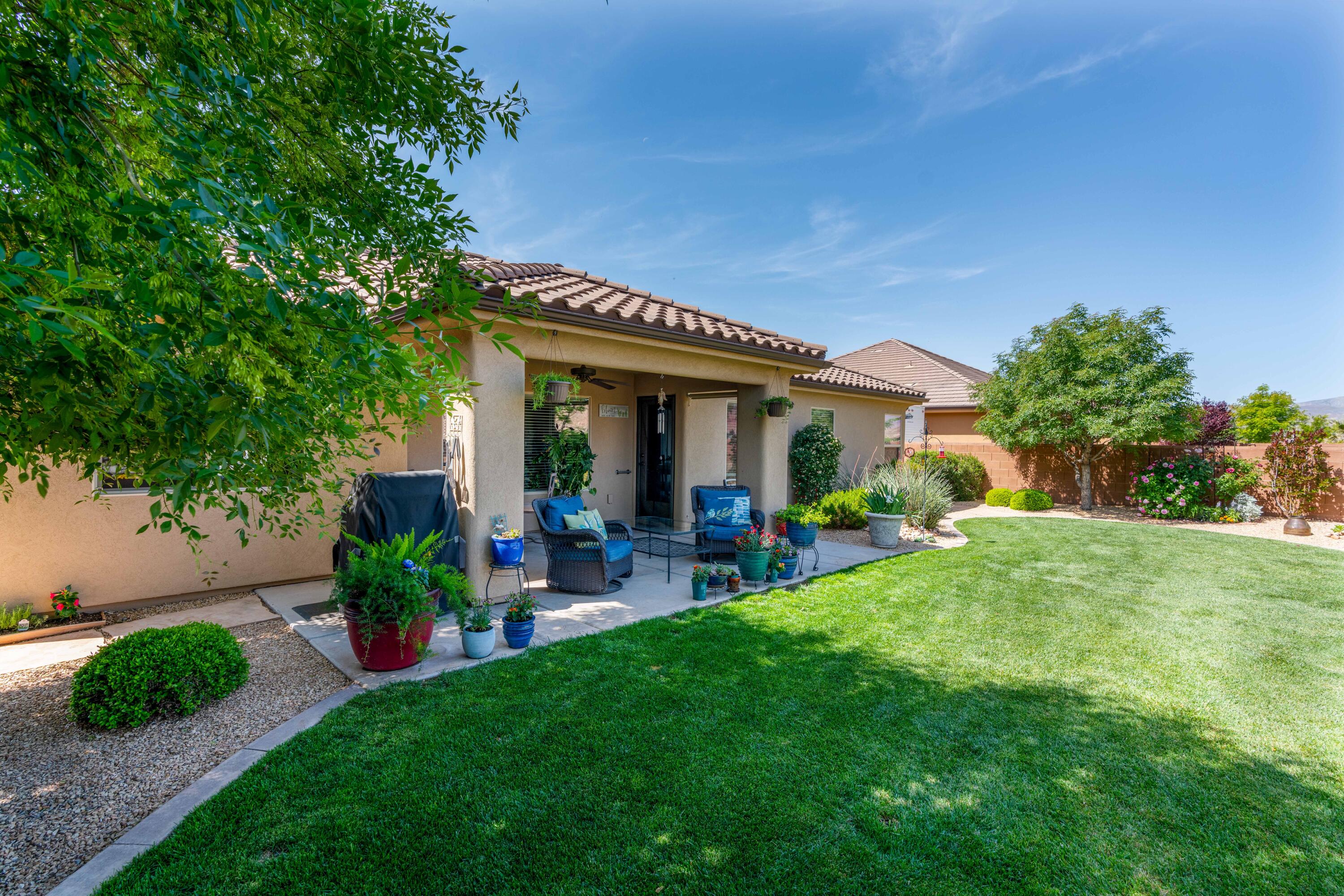 898 Las Colinas DR