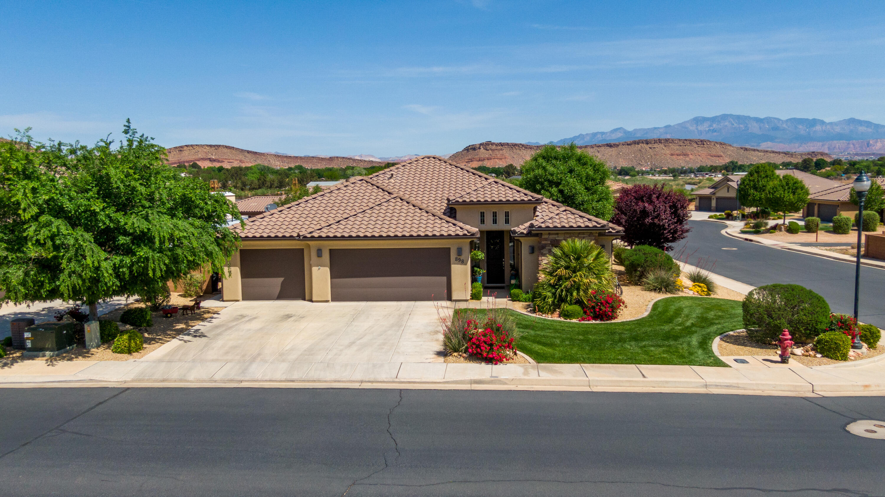 898 Las Colinas DR