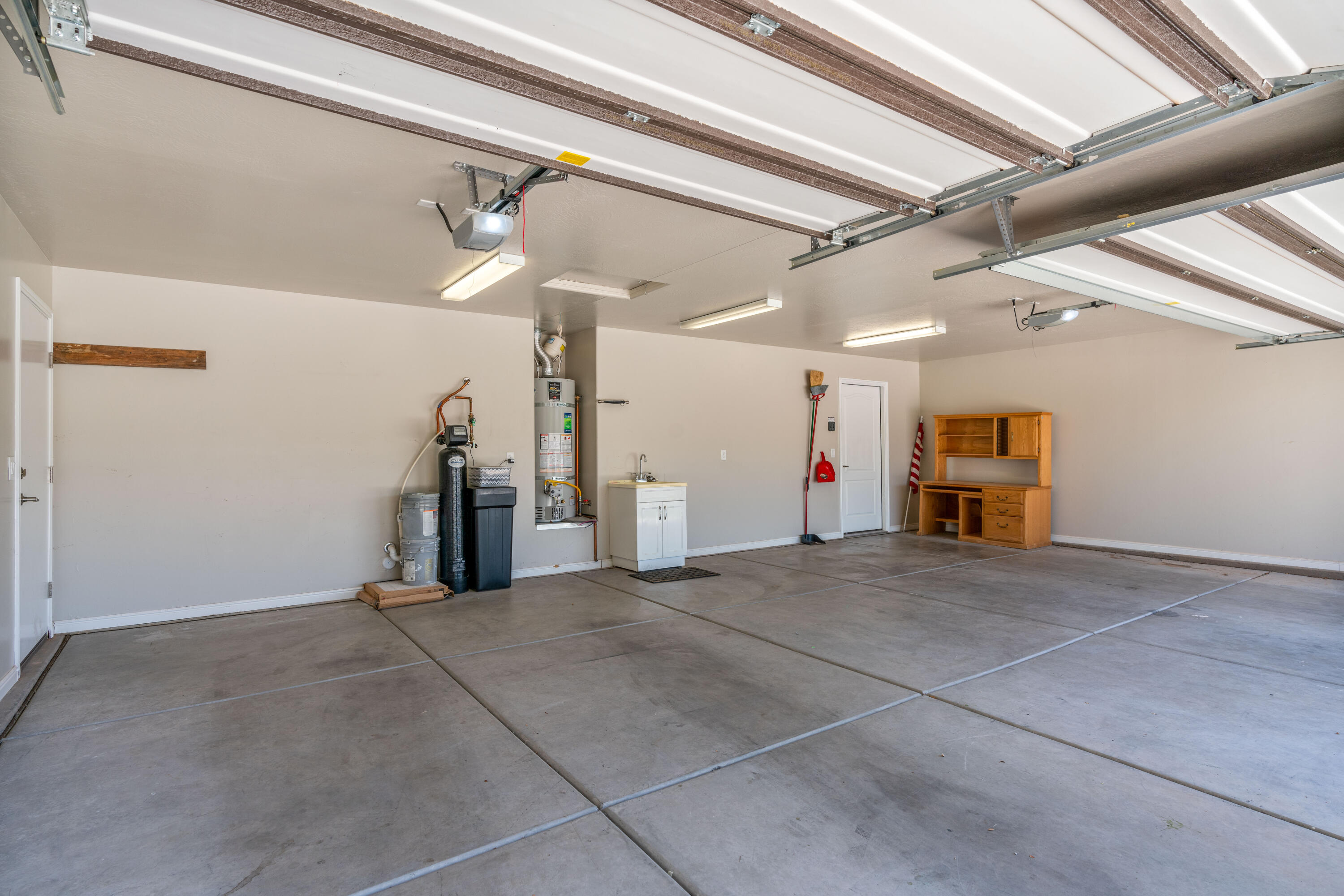 898 Las Colinas DR