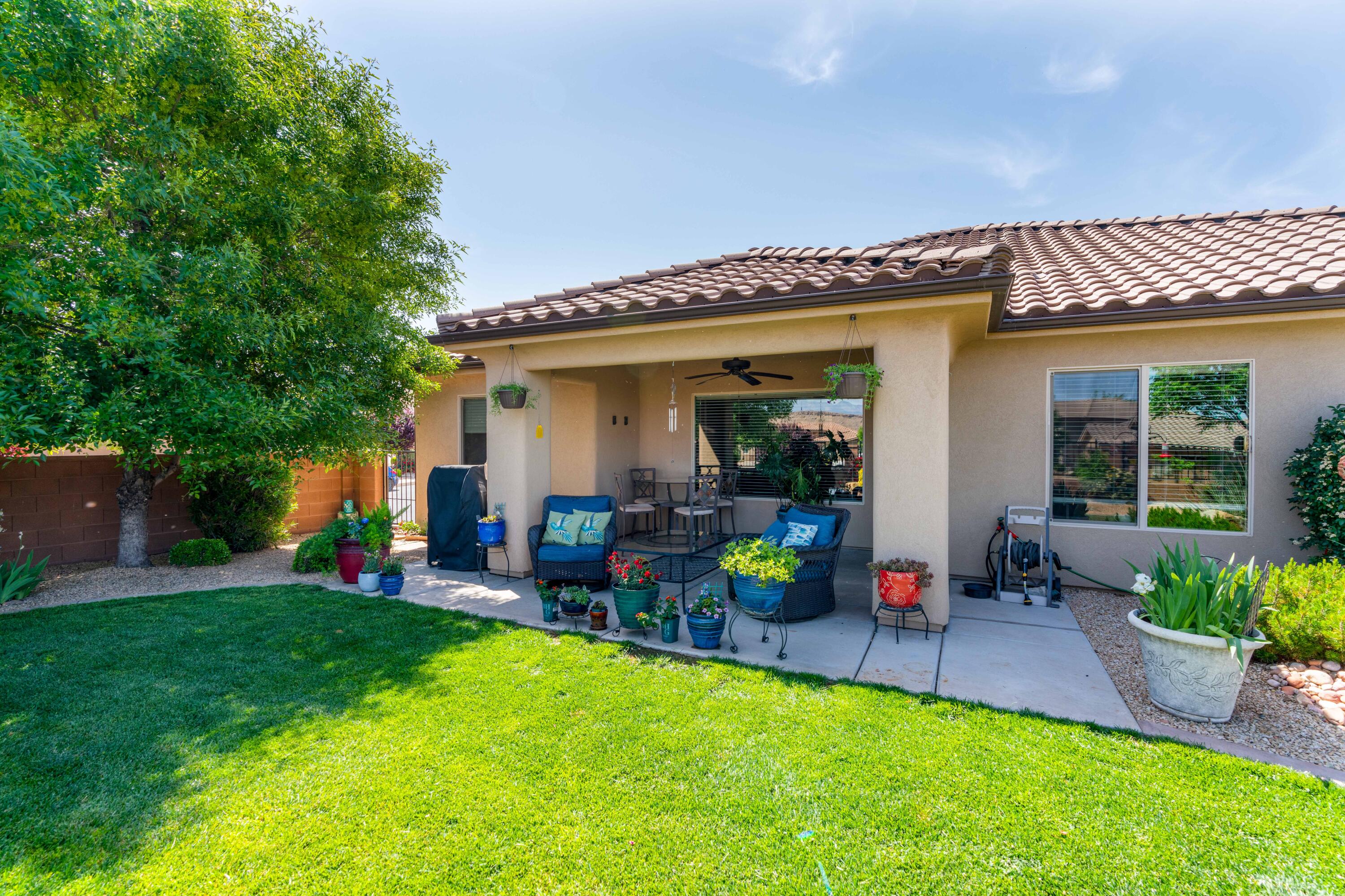 898 Las Colinas DR