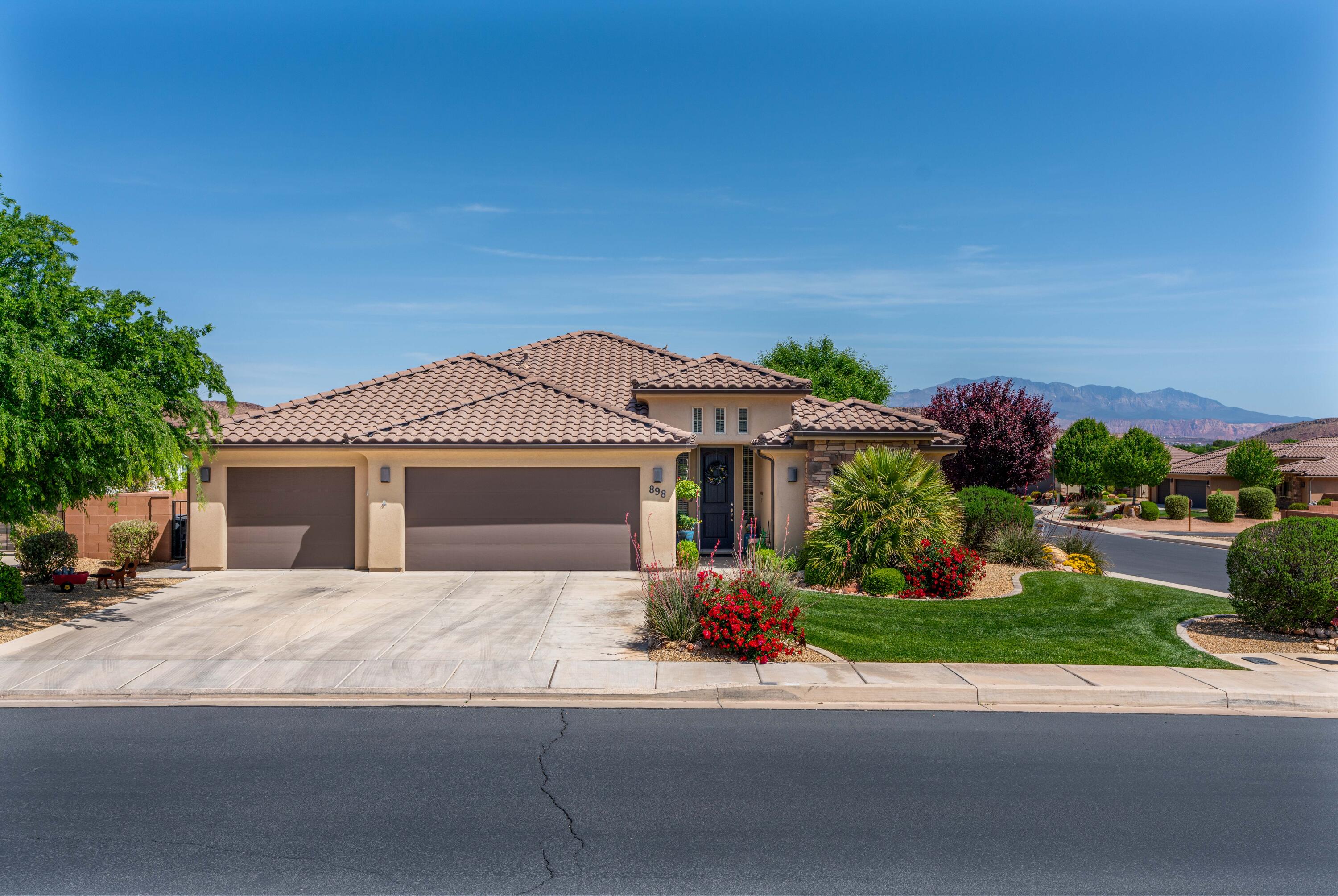 898 Las Colinas DR