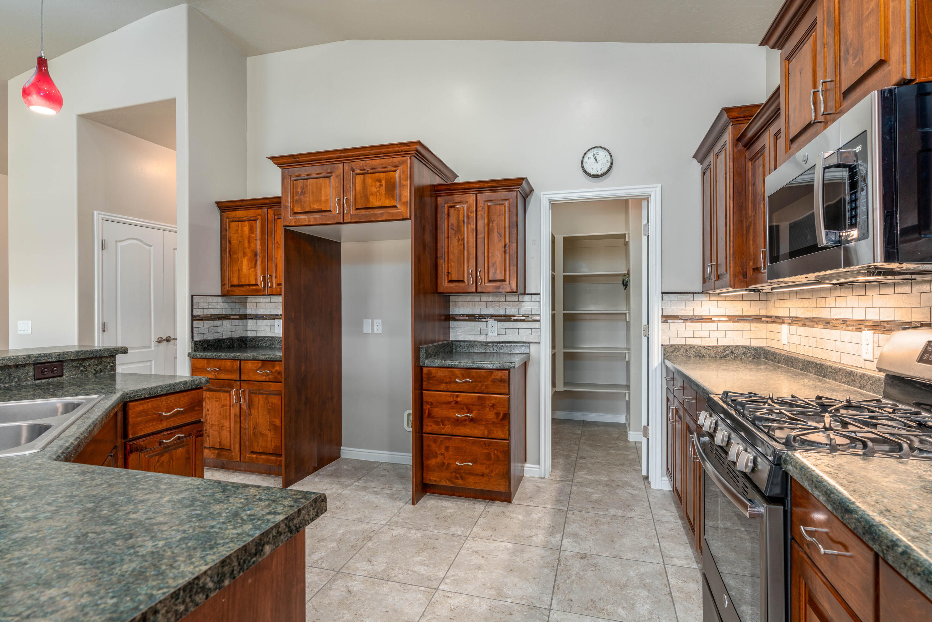 898 Las Colinas DR