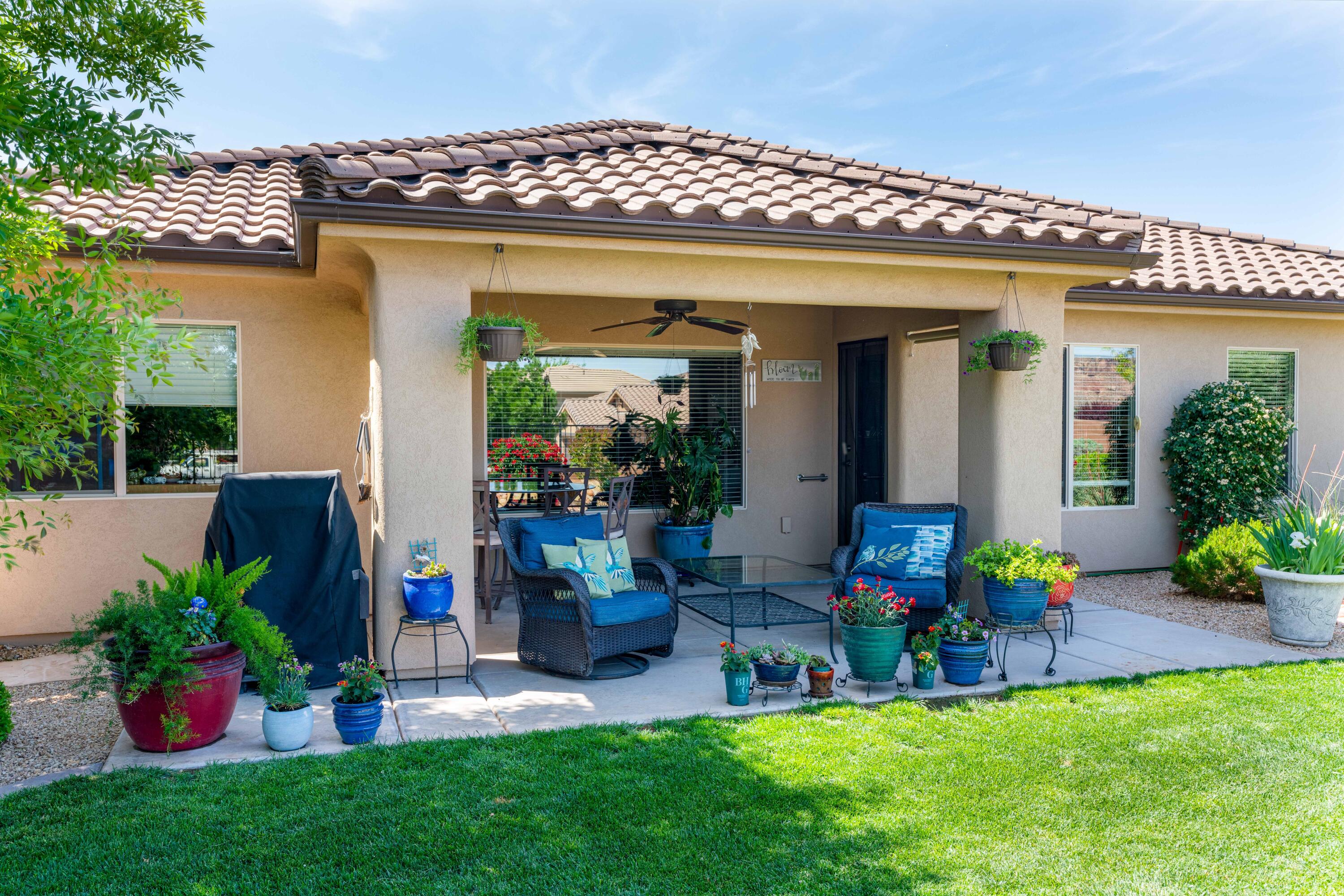 898 Las Colinas DR