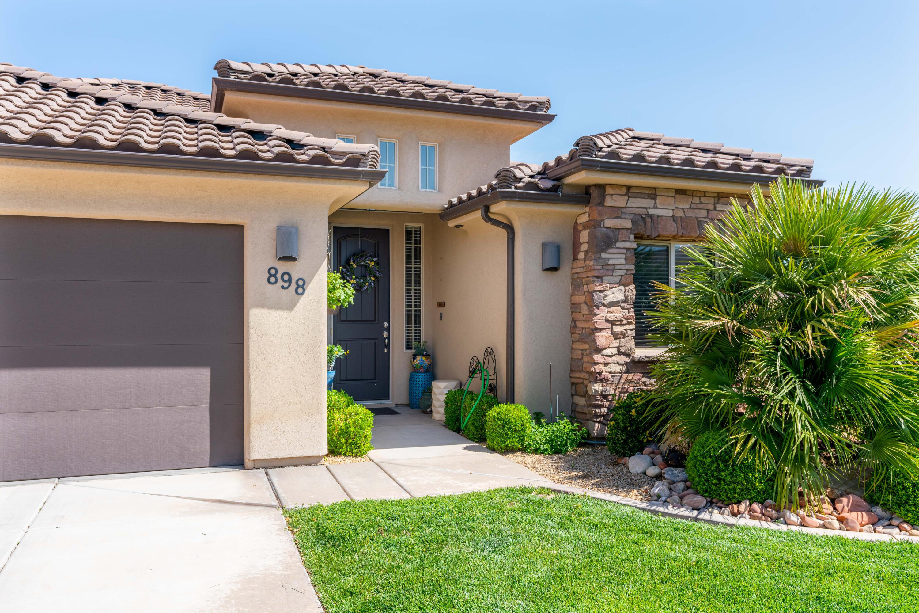 898 Las Colinas DR