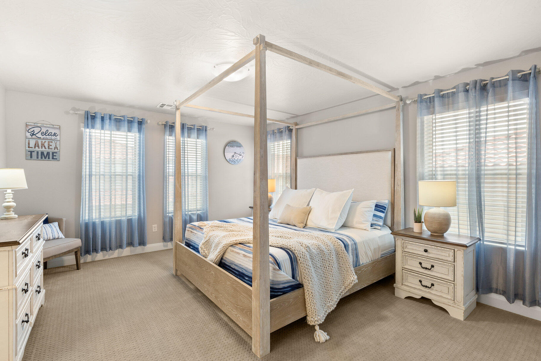 1222 N MISTICO Alley