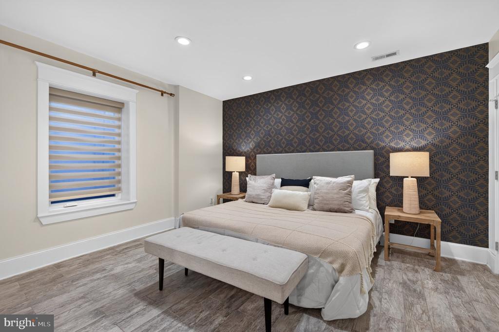 4041 7TH NE Unit: 1