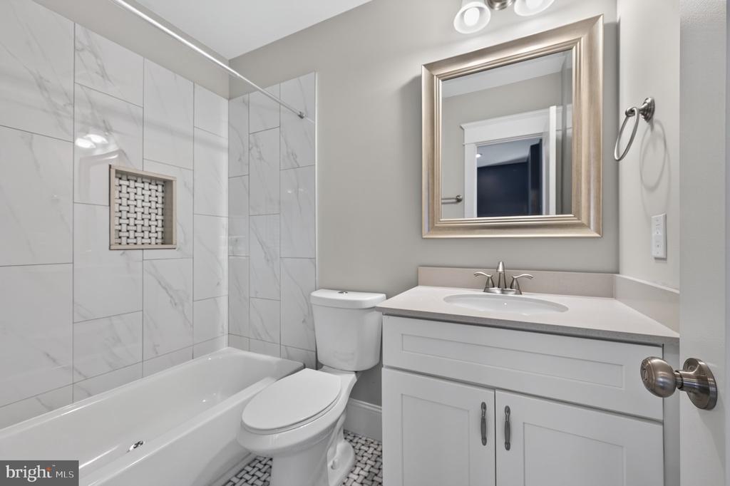 4041 7TH NE Unit: 1