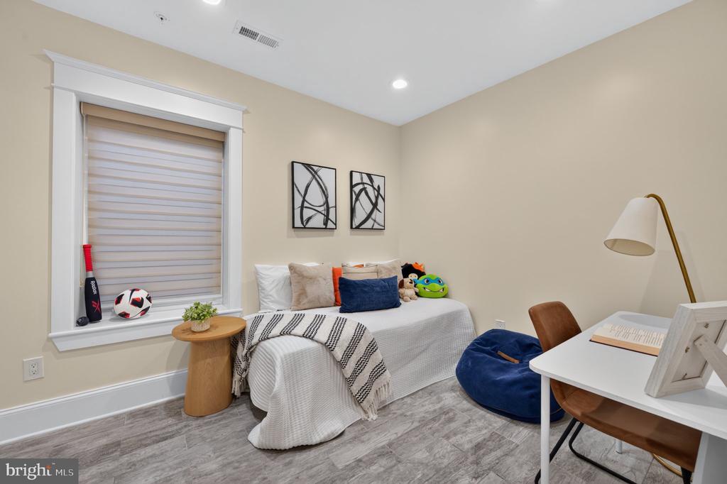 4041 7TH NE Unit: 1