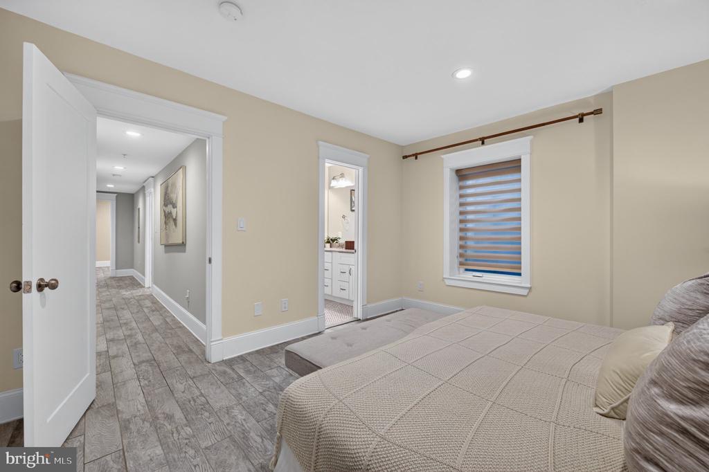4041 7TH NE Unit: 1