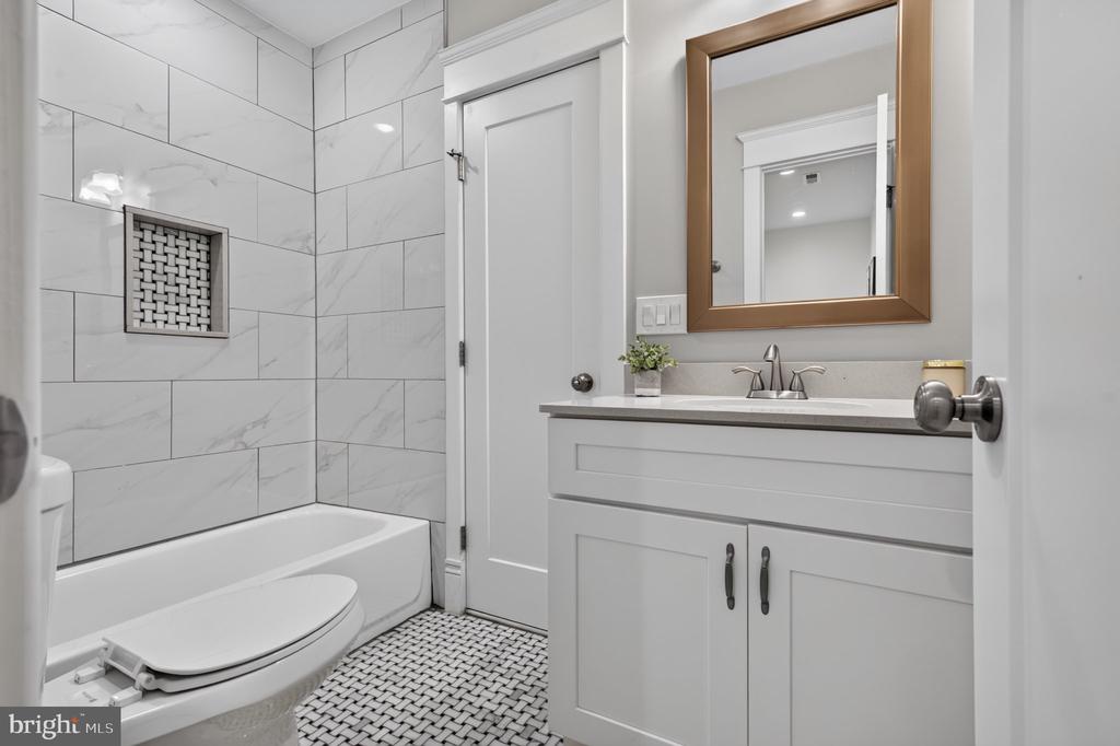 4041 7TH NE Unit: 1