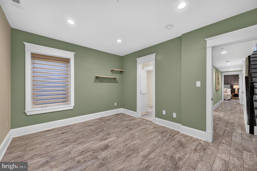4041 7TH NE Unit: 1