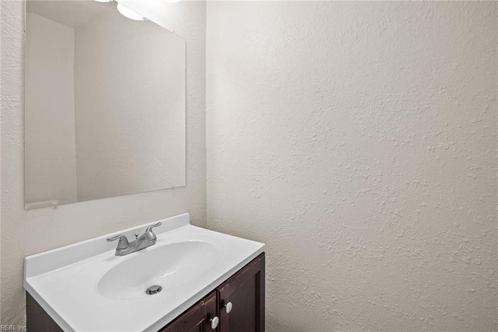 3237 Saxon PL