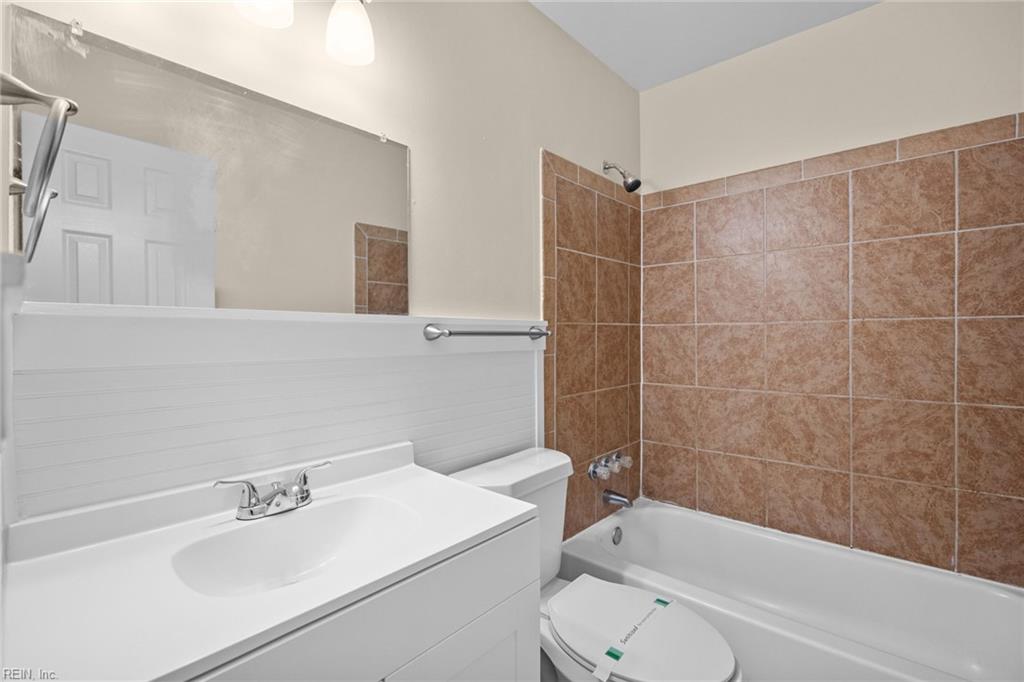 3237 Saxon PL