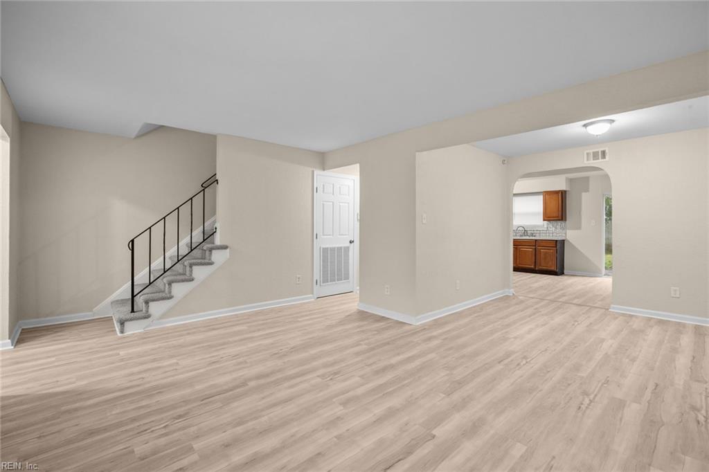 3237 Saxon PL