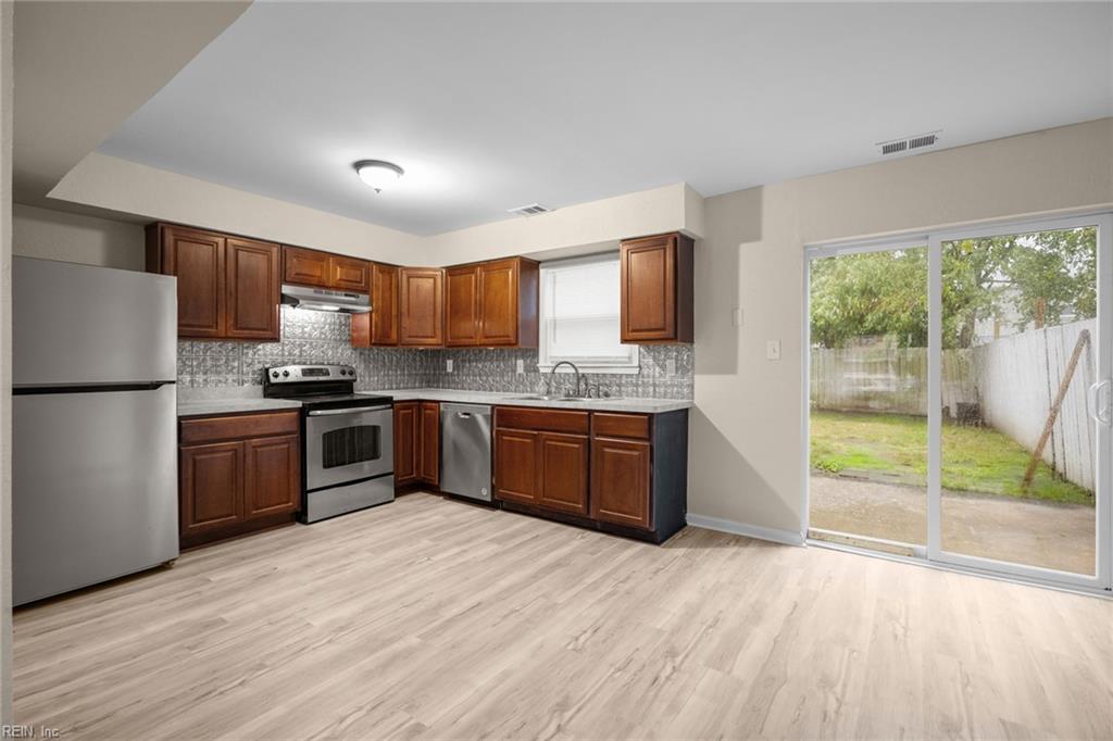 3237 Saxon PL