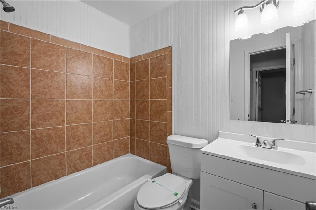 3237 Saxon PL