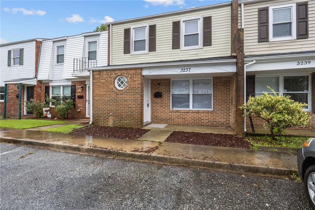 3237 Saxon PL