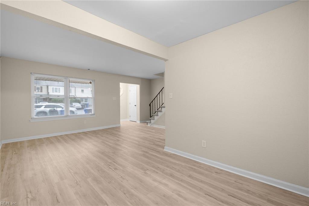 3237 Saxon PL