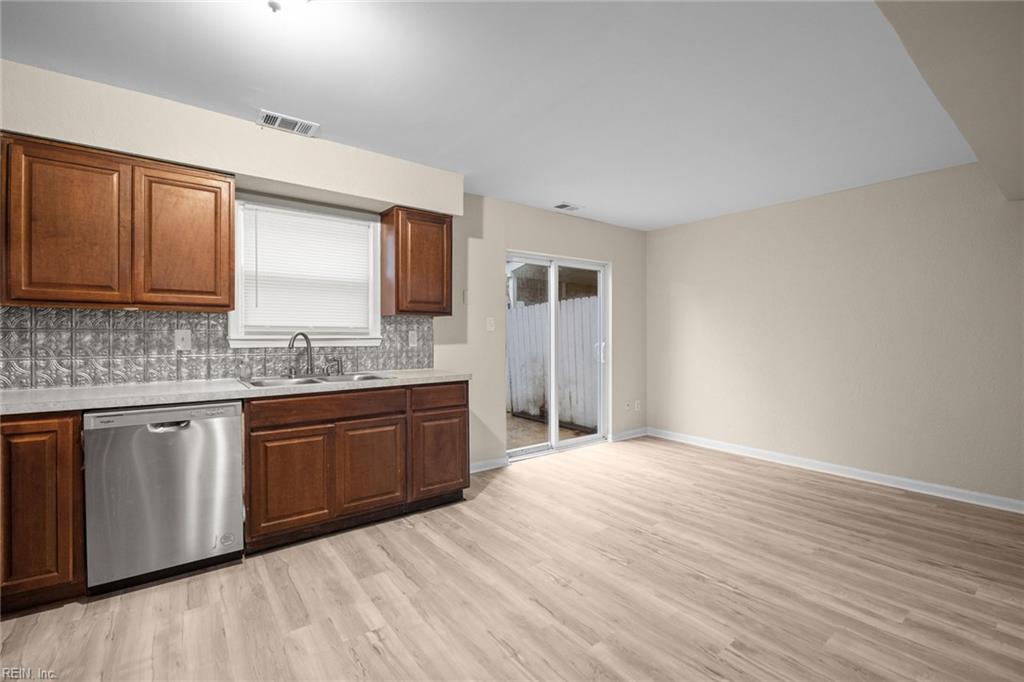 3237 Saxon PL