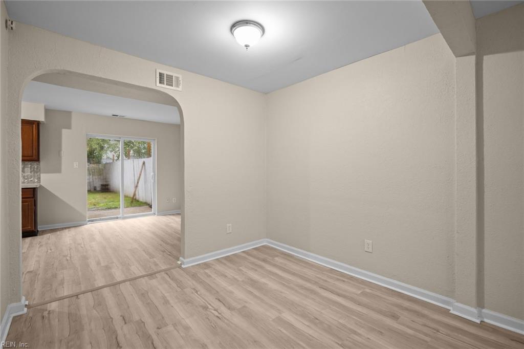 3237 Saxon PL