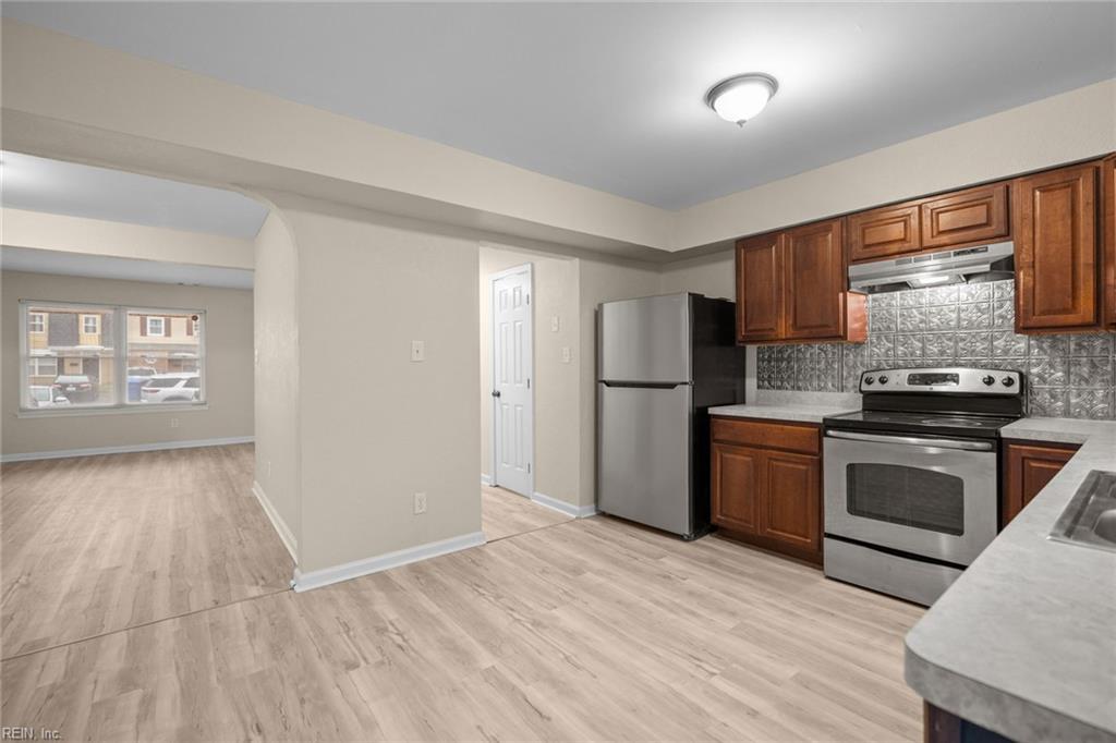 3237 Saxon PL