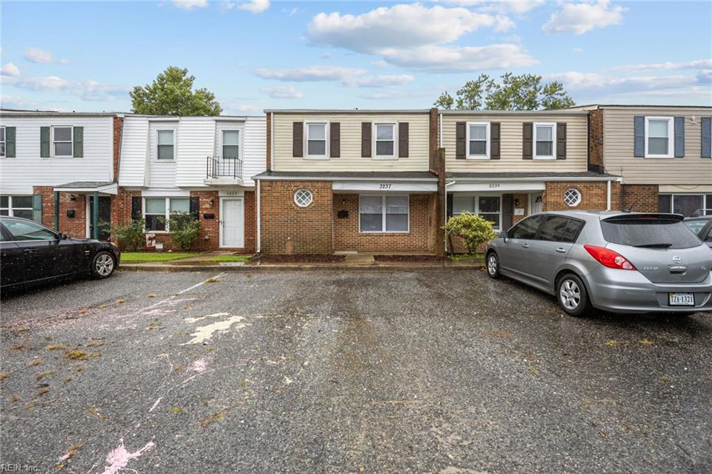 3237 Saxon PL