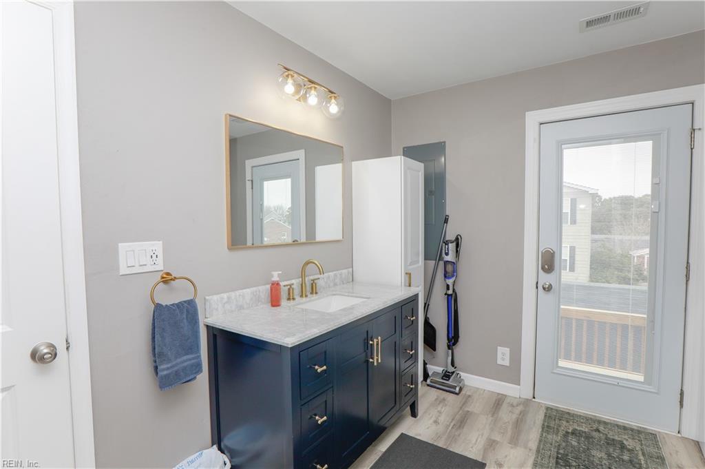 3811 Pretty Lake AVE