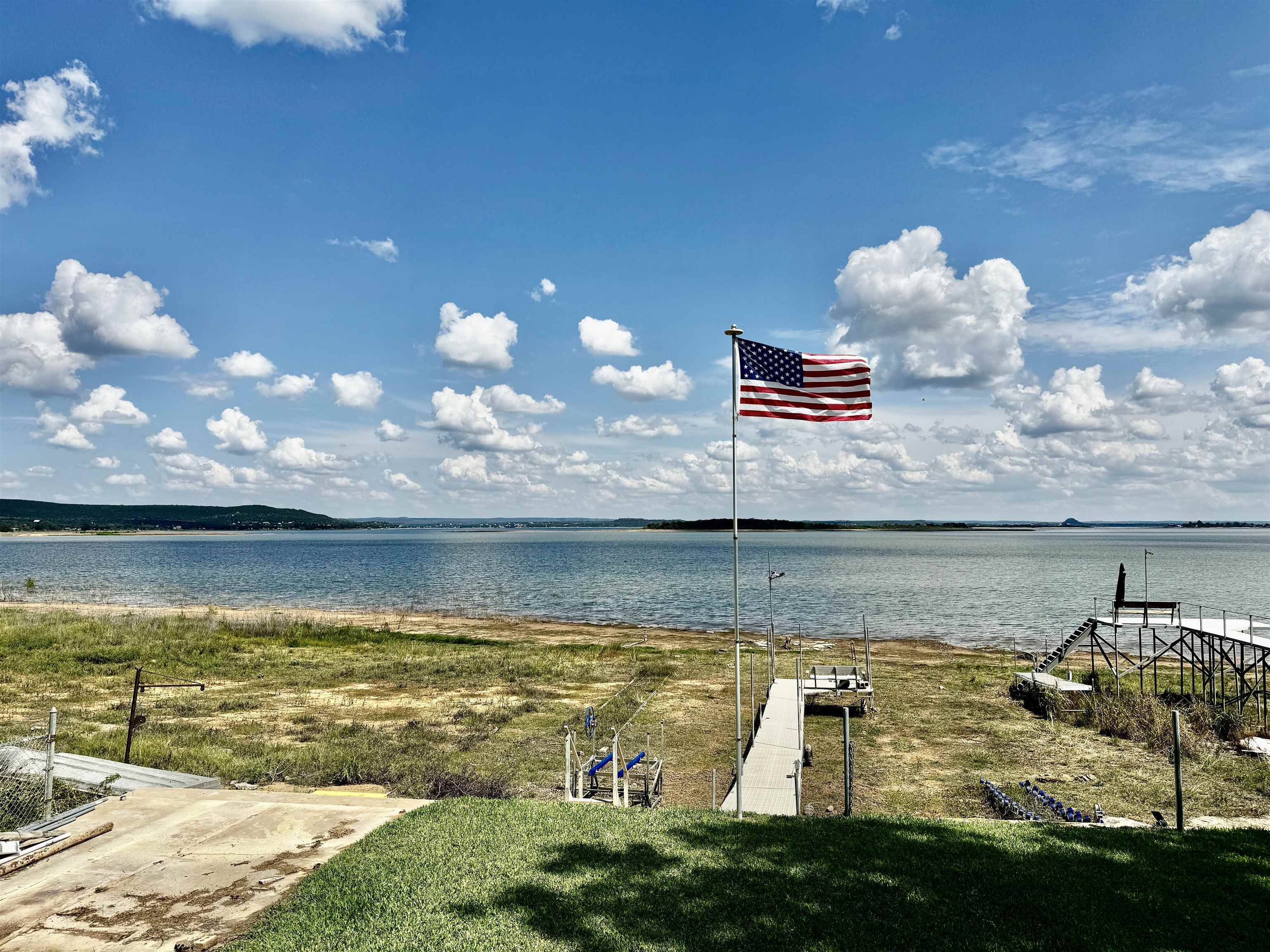 611 Lakeshore Loop