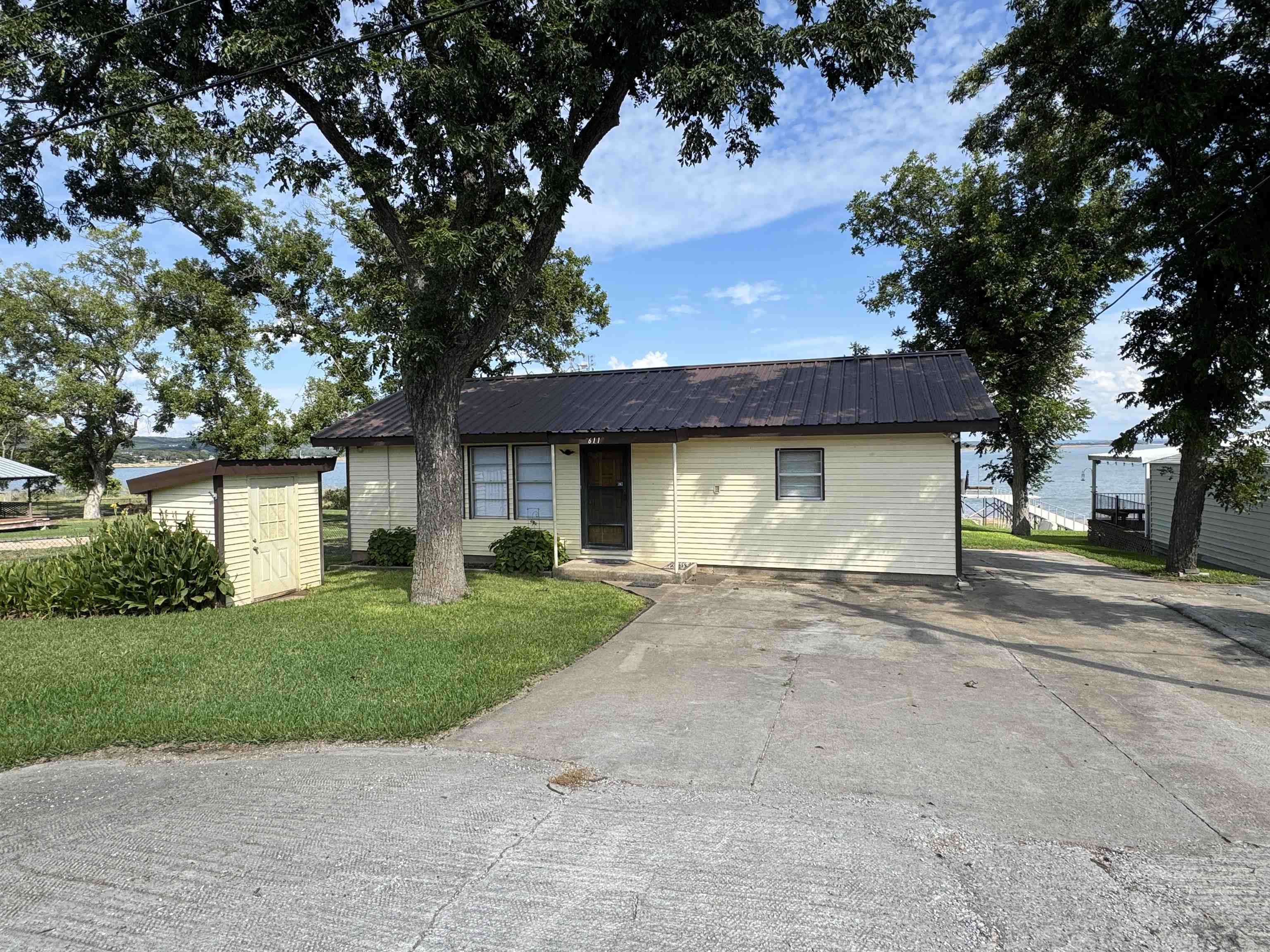 611 Lakeshore Loop