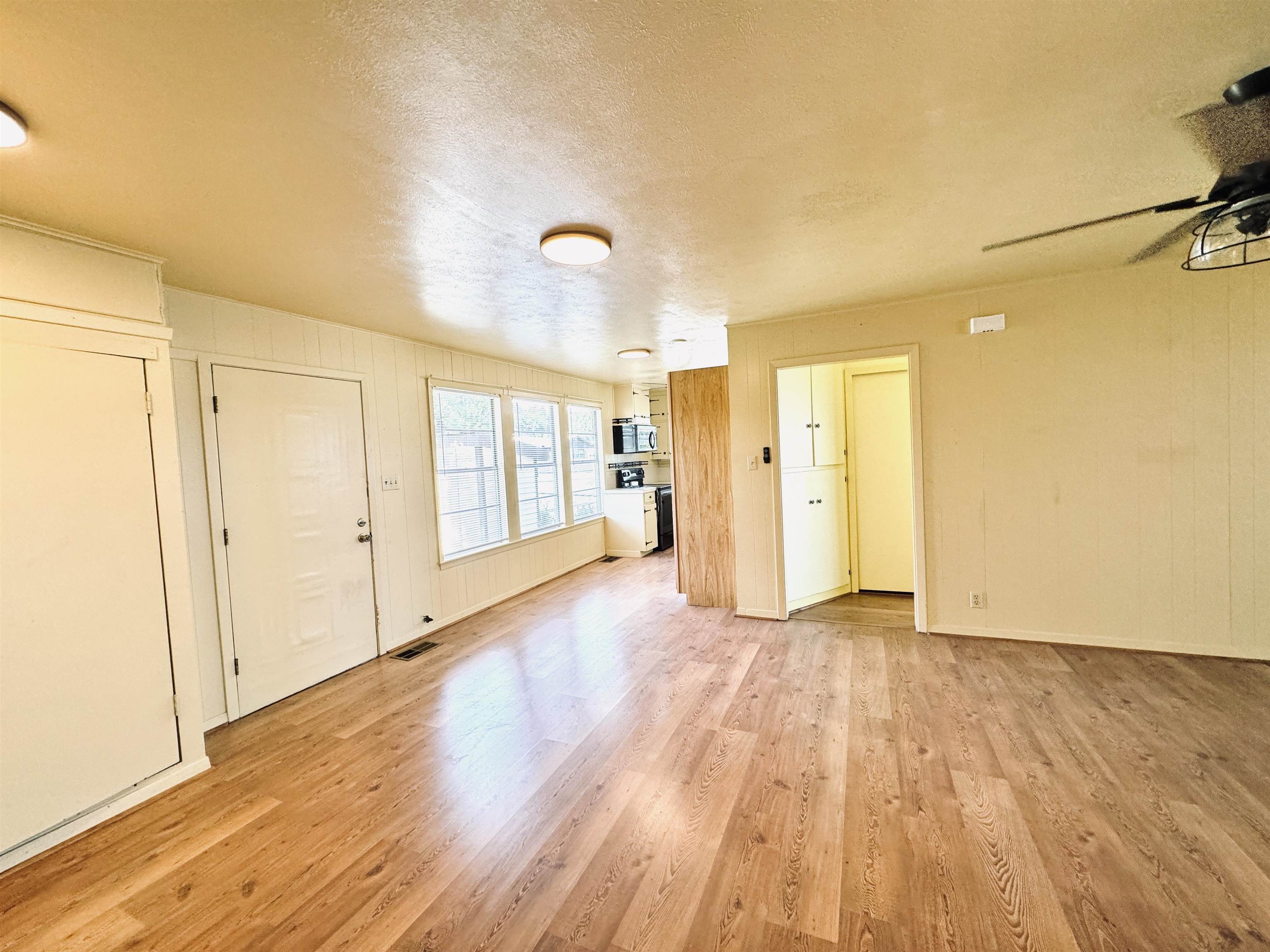 611 Lakeshore Loop
