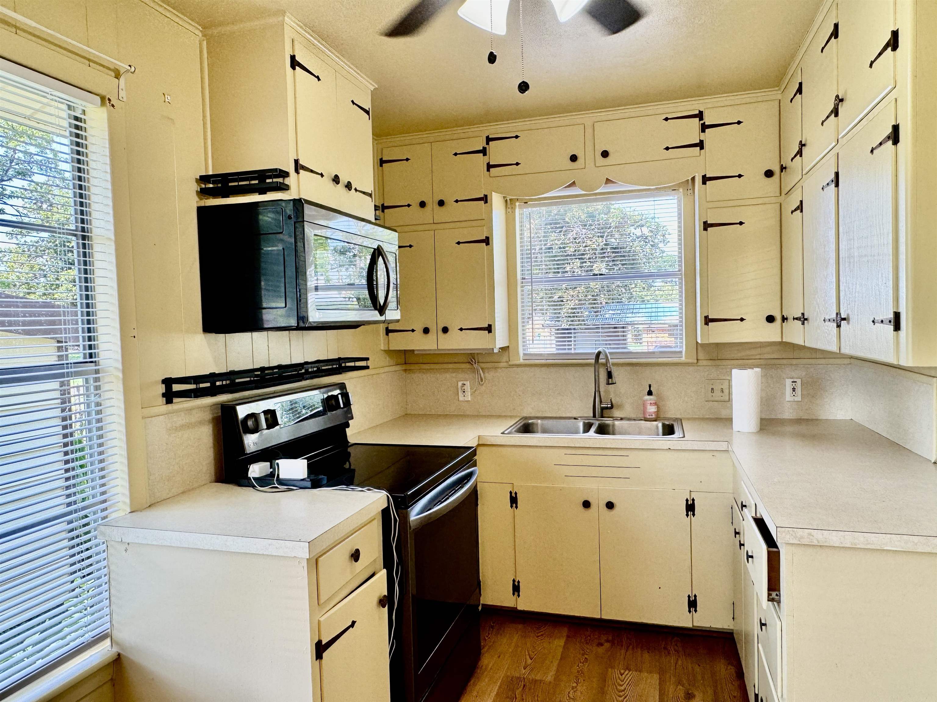 611 Lakeshore Loop
