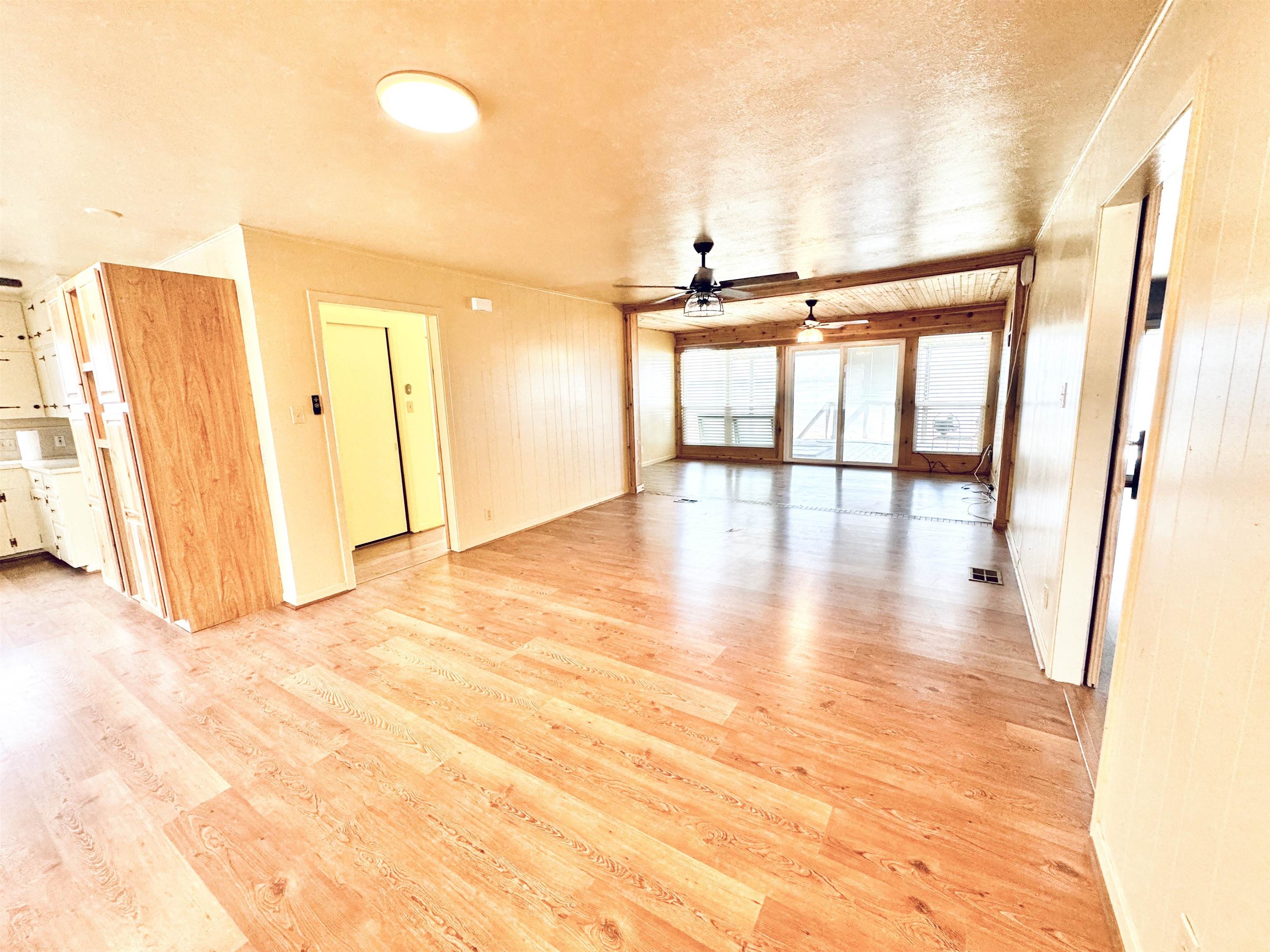 611 Lakeshore Loop