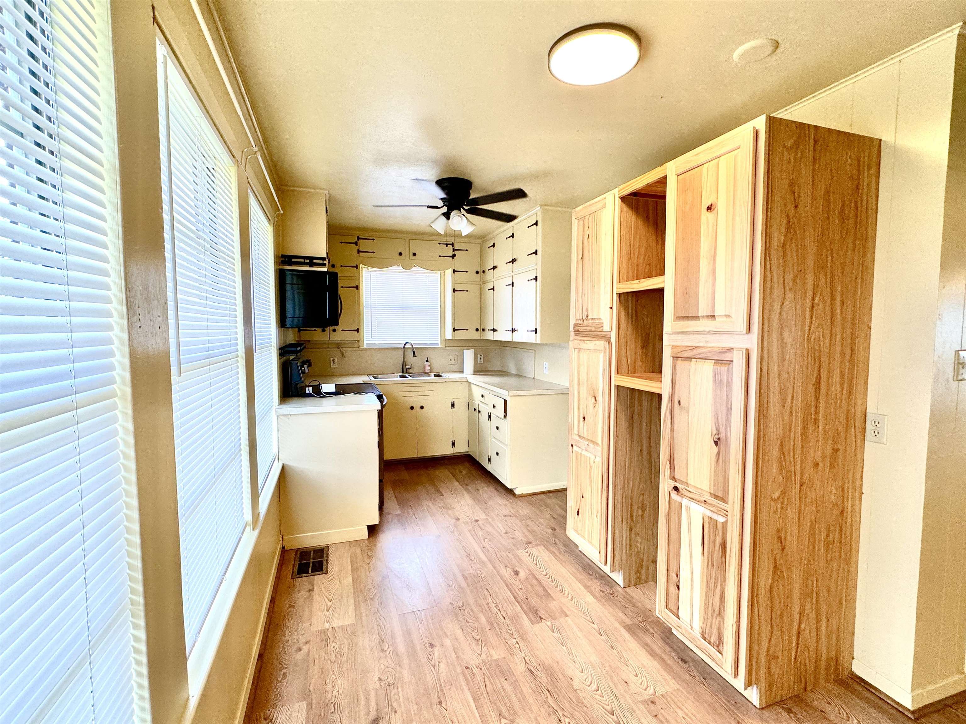 611 Lakeshore Loop