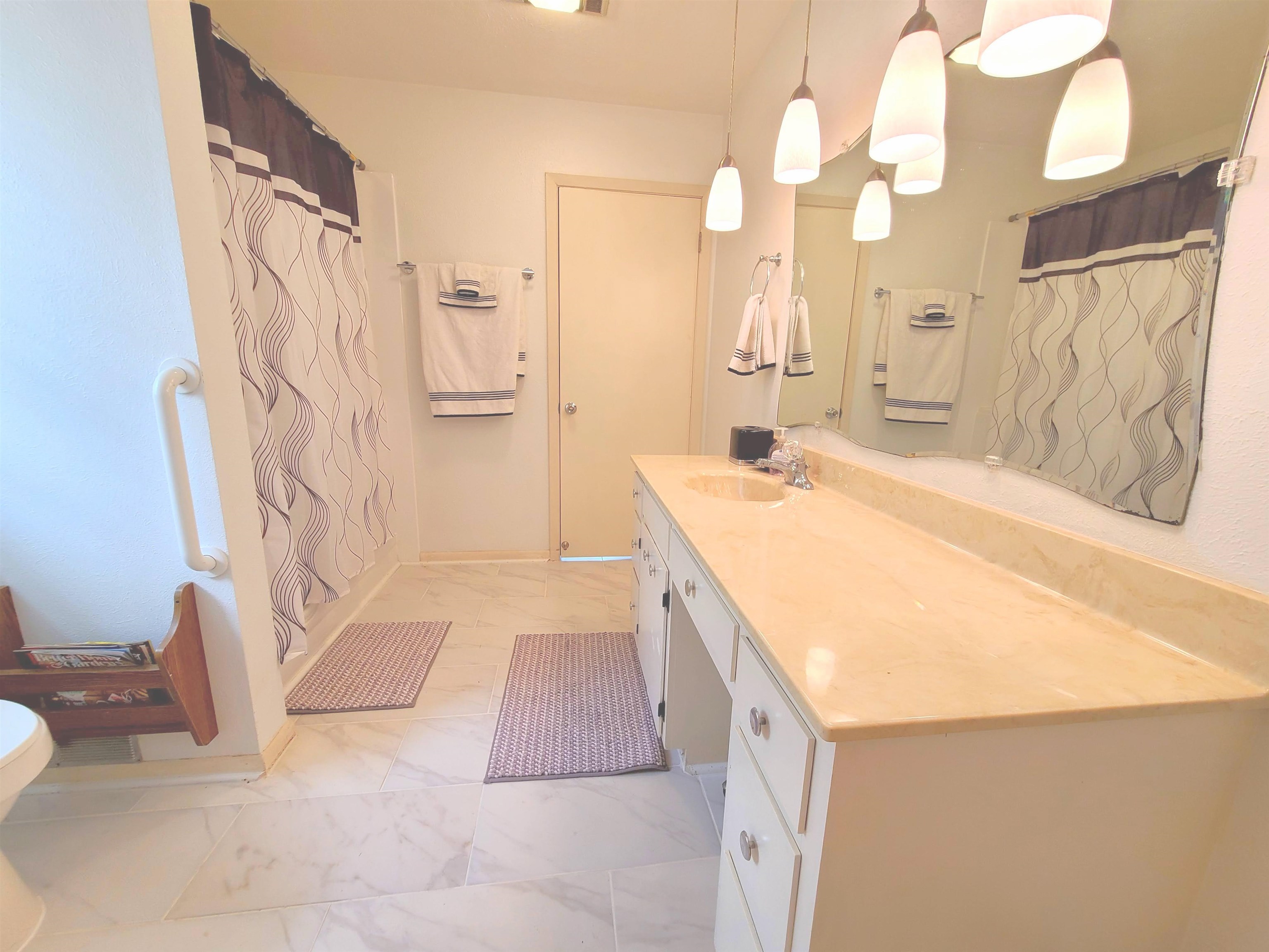 582 W Lakecrest Drive