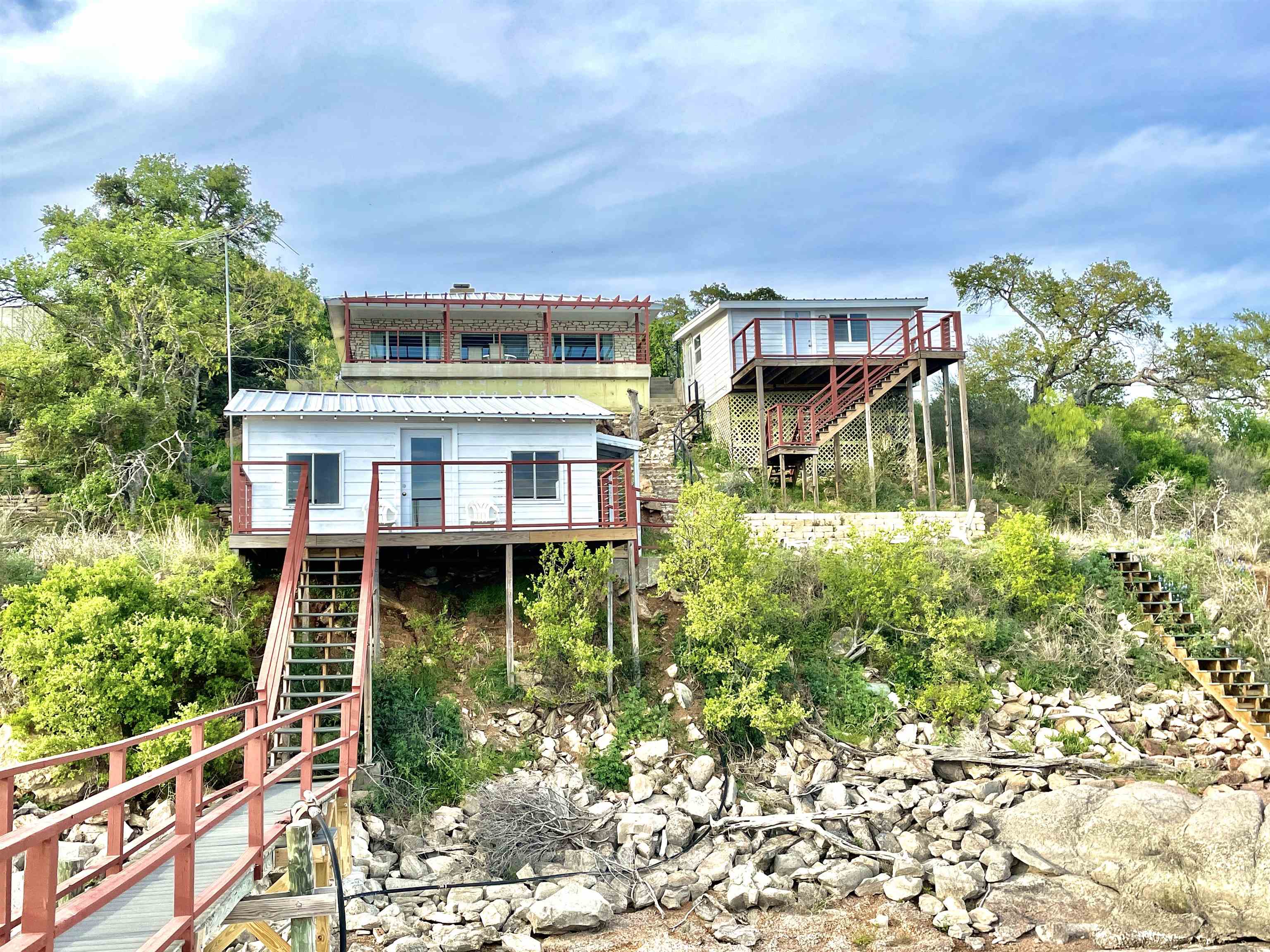 919 Lakeshore Loop