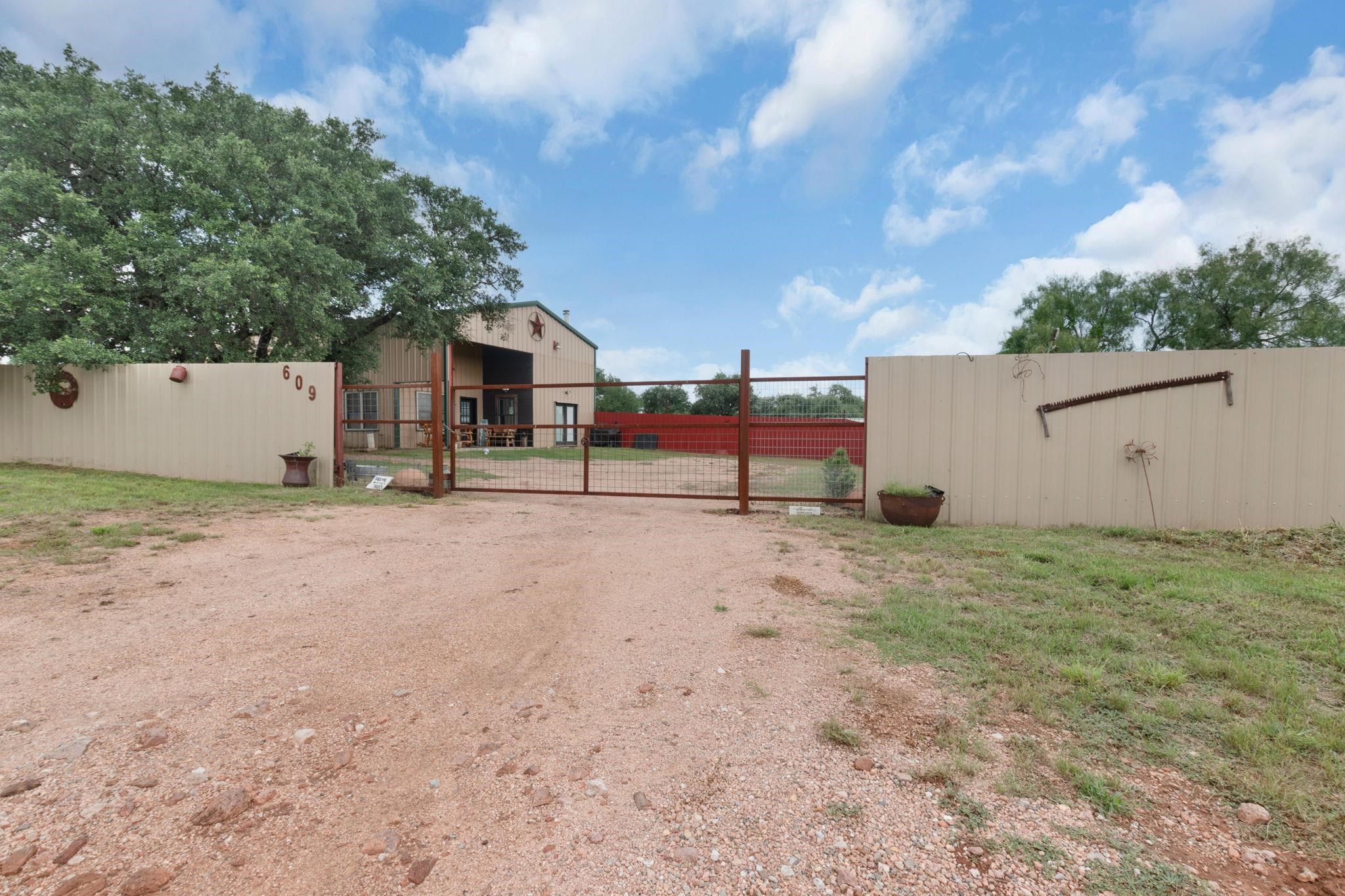 609 W Leon