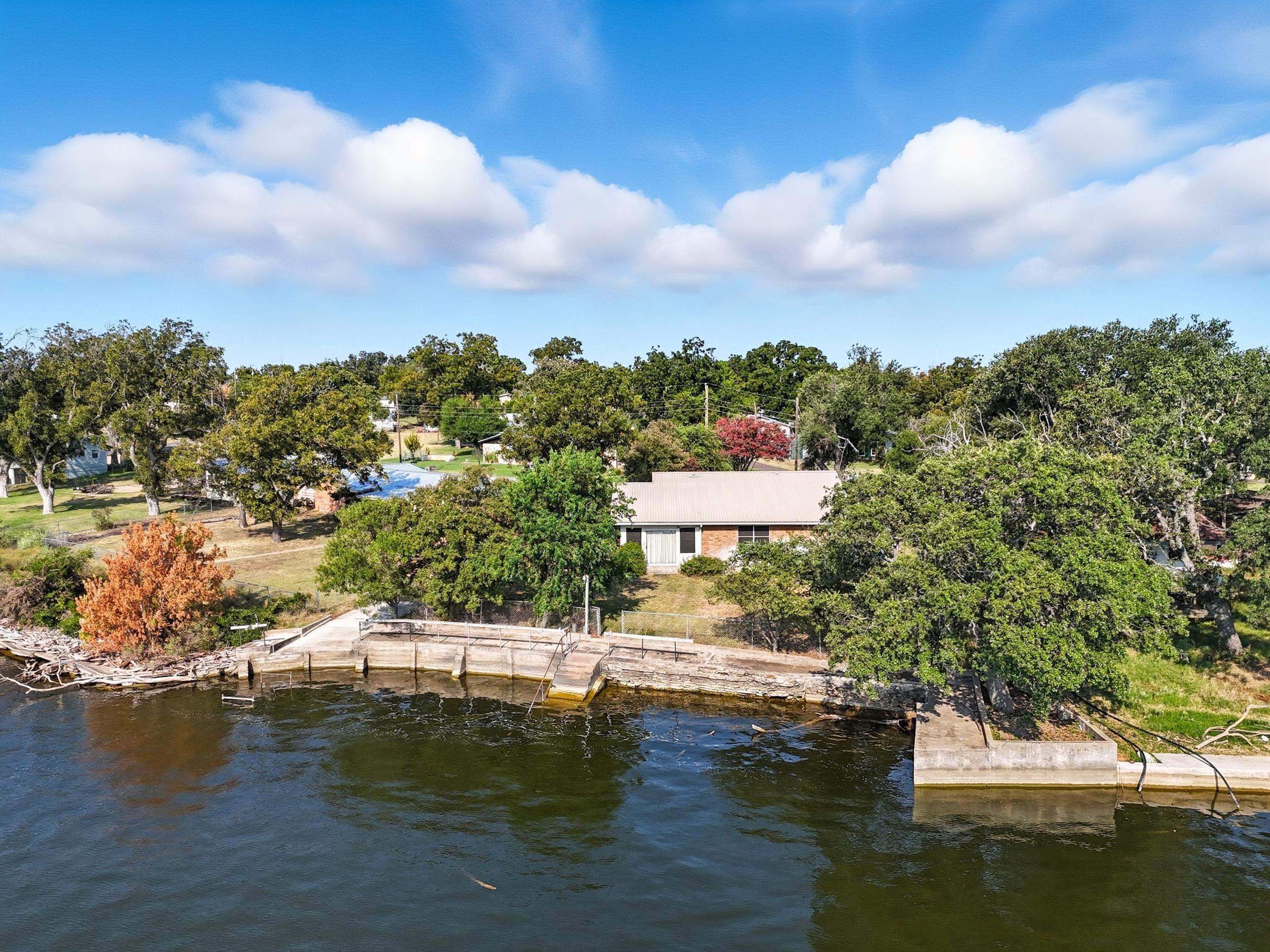 601 Lakeshore Loop